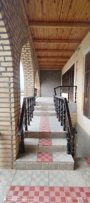 Yawab turilgan uy sotiladi. sharoitlari bor.
