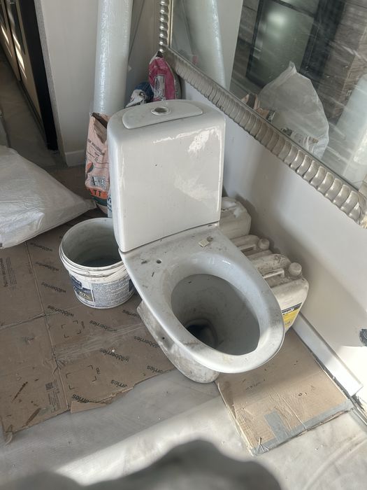 Продам унитаз с бачком