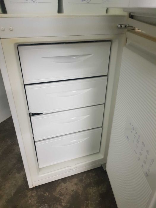 Продавам Хладилник с фризер