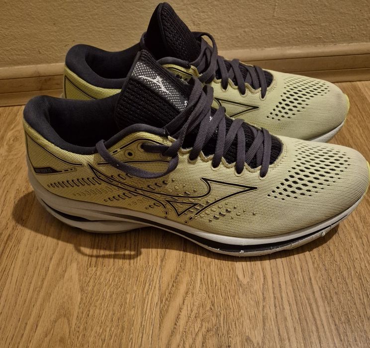 Vand adidasi Mizuno wave