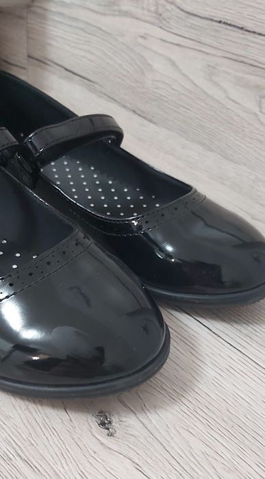 черни поли по 10лв. черни лачени обувки 20лв