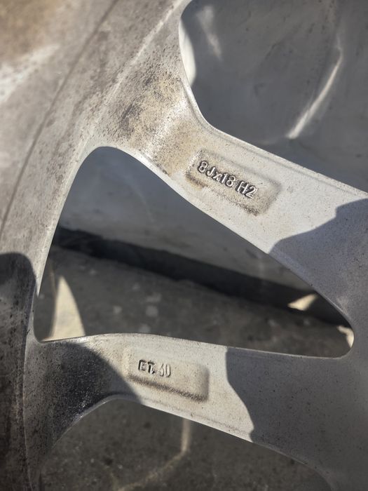 Jante BMW R18 5x112 ET30 – Set complet cu anvelope, echipate cu anvelope Michelin, în stare bună.
Specificații:
Dime