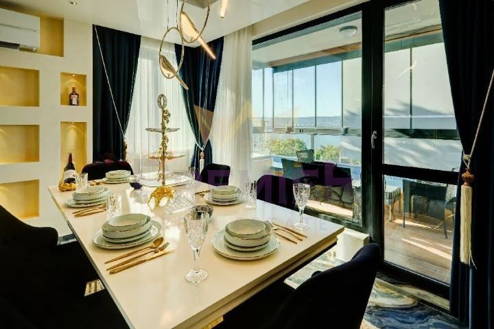 Дава се под наем Тристаен апартамент в Варна, Галата - 150 кв.м за 2500 € - Снимка #1