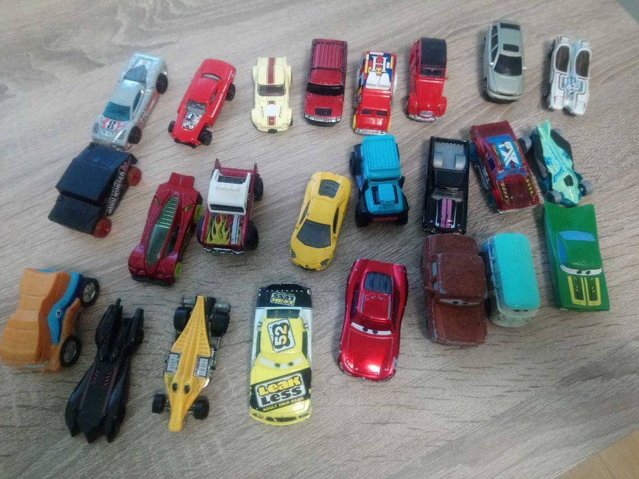 27 метални колички Hot Wheels / CARS + подарък