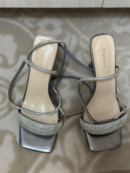 Босоножки серые с блеском 39