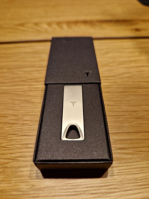 Tesla USB Drive 128GB original, USB 3.1, nou
