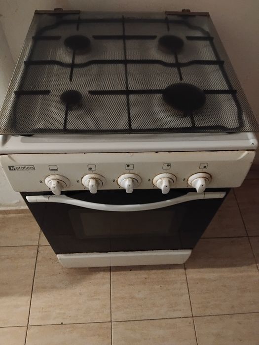 Aragaz  și cuptor 4 ochiuri