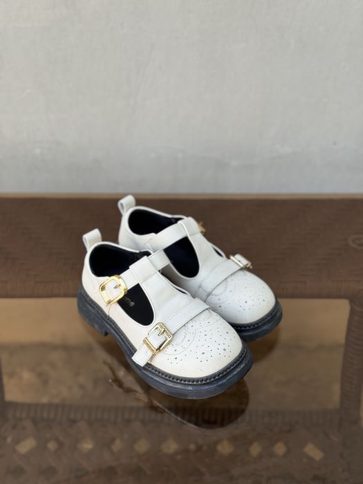 Bolalar oyoq kiyimi. Qiz bolalar uchun tuflilar.