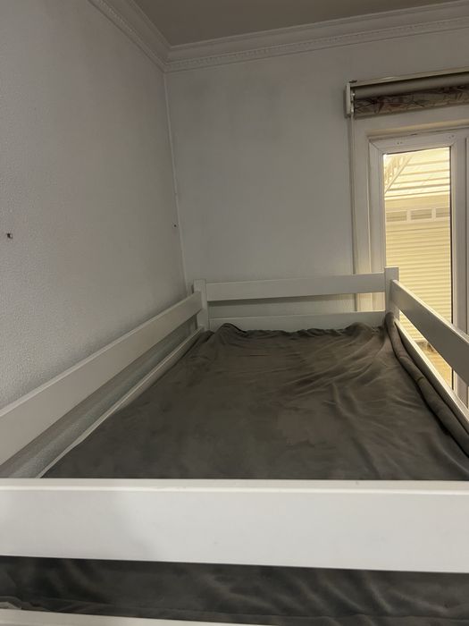 Двухъярусная кровать с матрасами