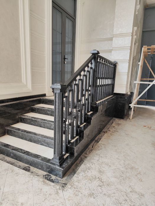 Перила из метала, нержавейки и стекла