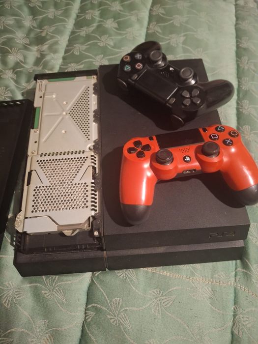 Vand ps4 2 manete 2 jocuri incluse