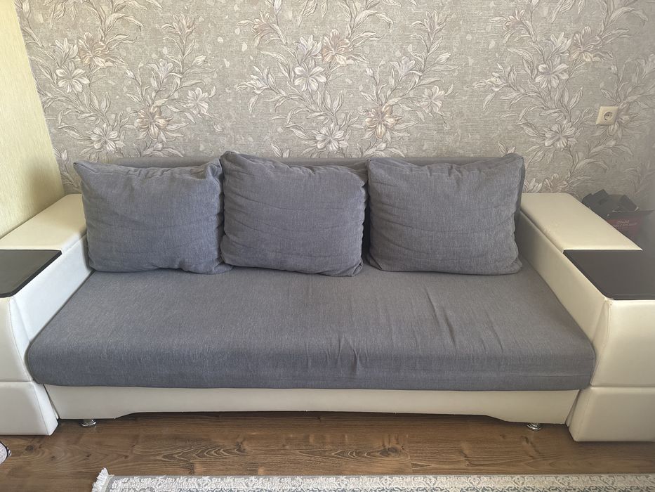 Продам диван  срочно