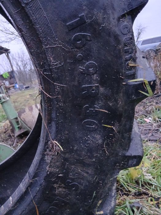 Vând caucuc de tractor în stare bună de utilizat
