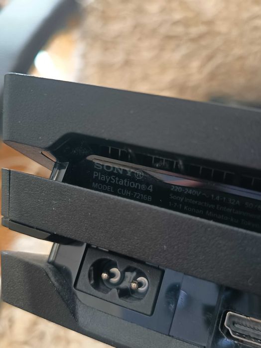 PS4 PRO 1 TB CUH-7216b с 4 игри !