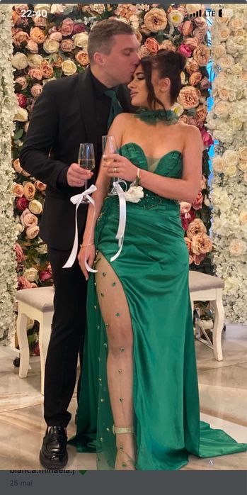 Vand rochie verde smarald purtatata cateva ore