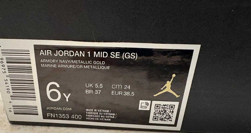 Stop! Vand adidasi Nike Air Jordan 1 MID SE, mar.38,5, in conditii bune