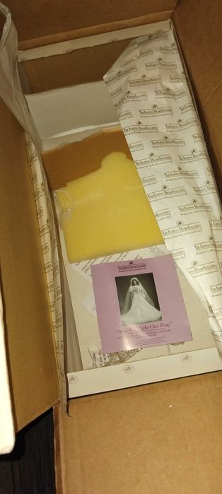 Порцеланова колекционерска кукла