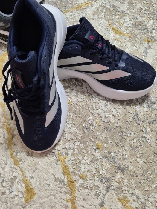 Vand adidasi adidas noi la cutie