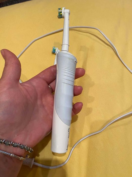 Електрическа четка за зъби Орал би,Oral B