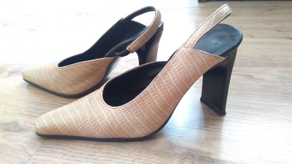 Златисти обувки с ток