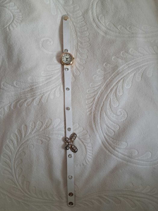 Дамски часовник тип гривна