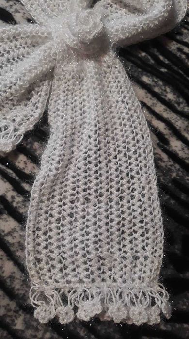 Бял   пухест шал