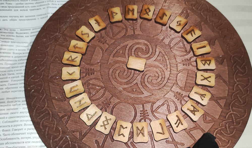 Руны скандинавские деревянные с мешочком. Оракул.