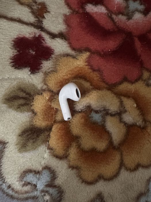 Правый наушник airpods 4