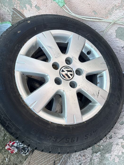 Vând 4 jante VW cu anvelope de iarnă 195/65 R15