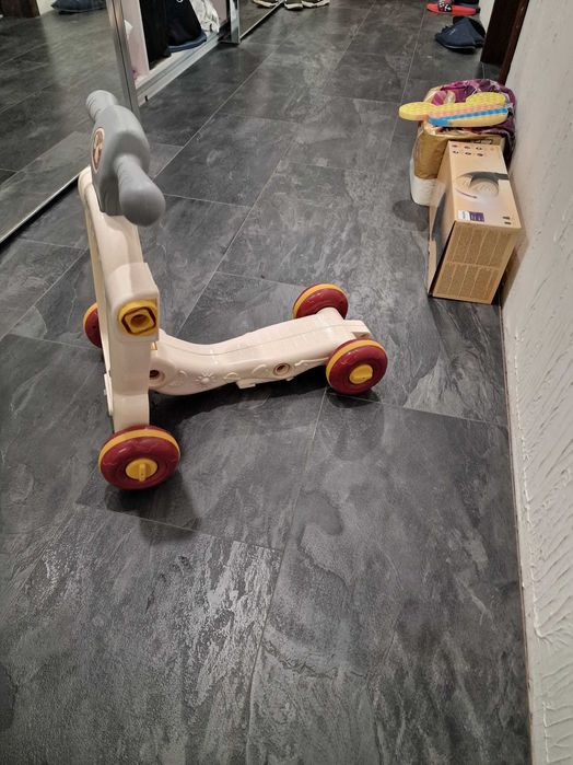 Уокър за прохождане 4 в 1 - Уокър, тротиметка, и колело и маса за игра