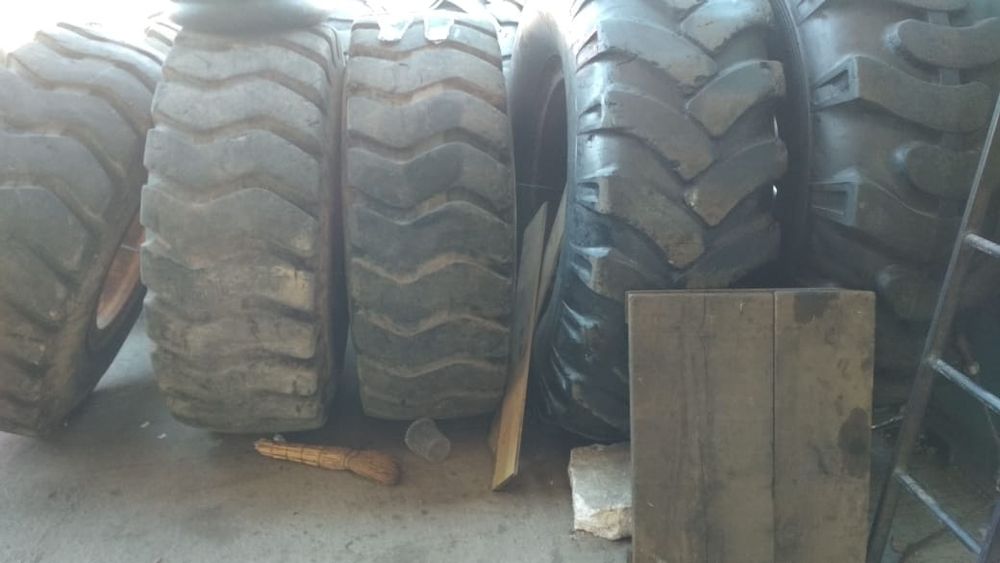 Продам резину на погрузчики и тракторы