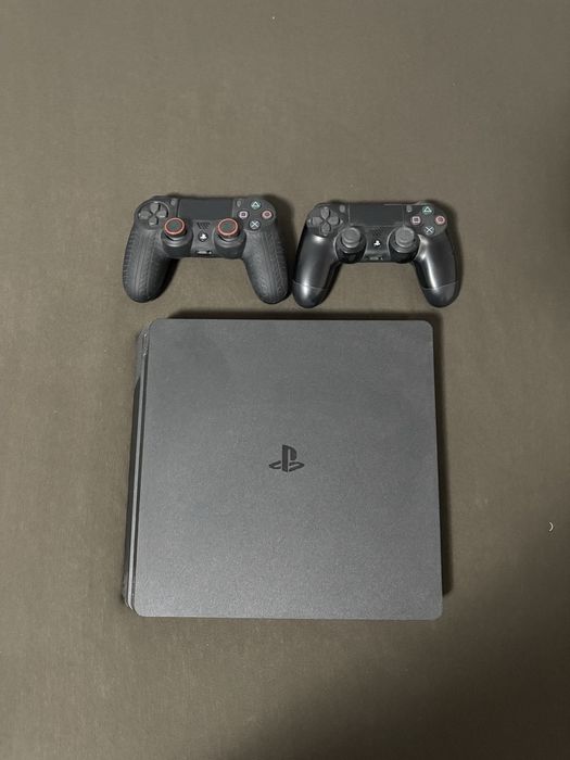 Playstation 4 Slim.