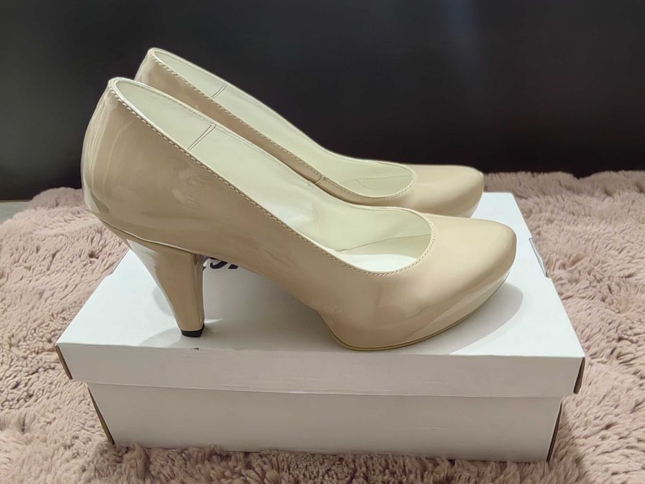 Бежови официални обувки на ток