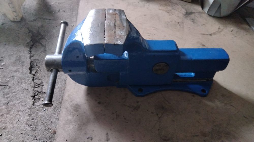 Продам тиски стальные