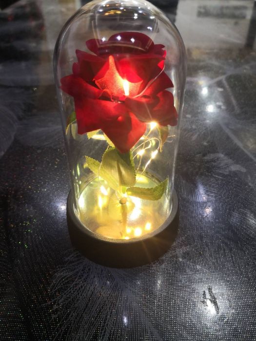 Светеща роза в стъкленица