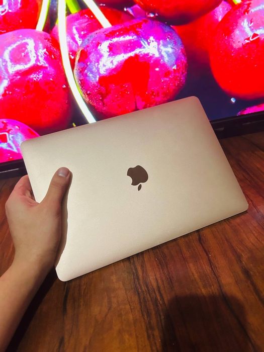 Macbook holati ideal tiniq turibdi