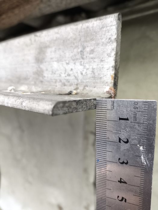 Продам уголок алюминевый.