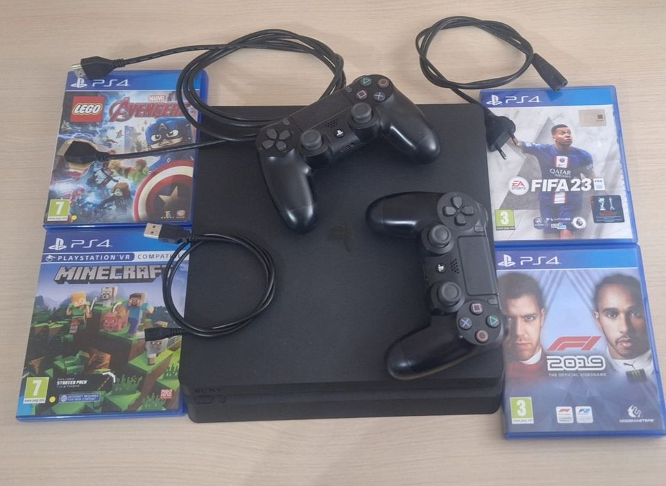 PS4 Slim 1TB - Pachet Complet: 2 Manete + 4 Jocuri
