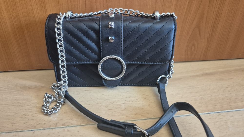 Малка черна чантичка