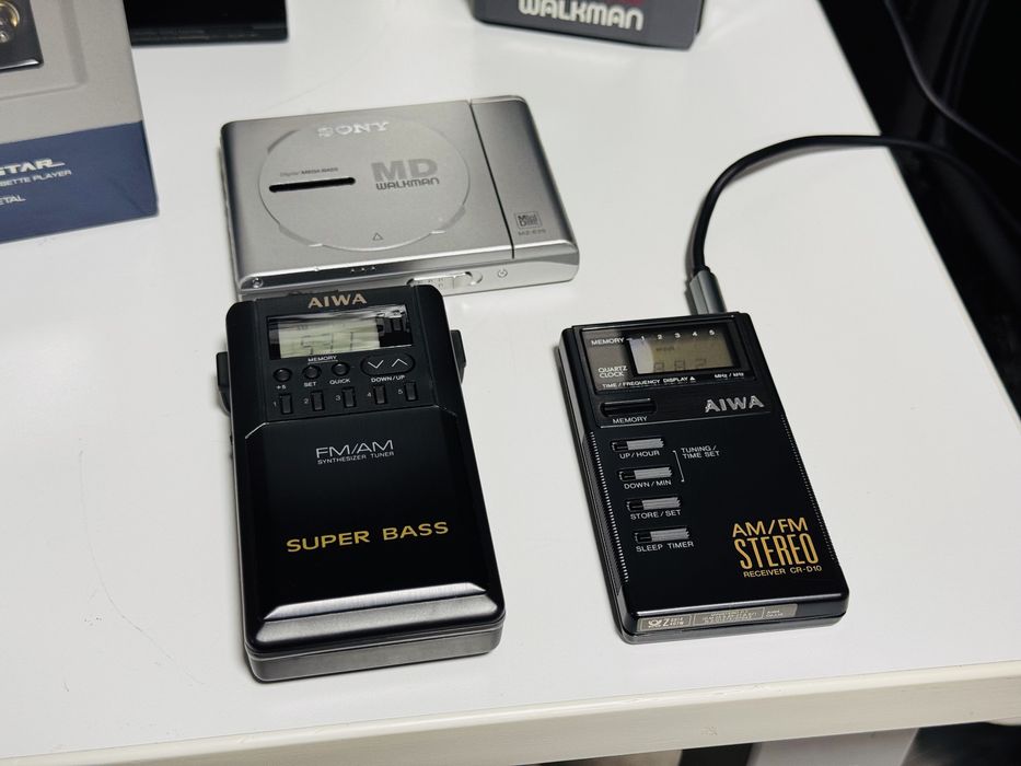Set Vintage AIWA Stereo Cassette Player FM/AM Super Bass + AIWA CR-D10 AM/FM Stereo Receiver Digital Quartz Clock, Radio Portabil Retro