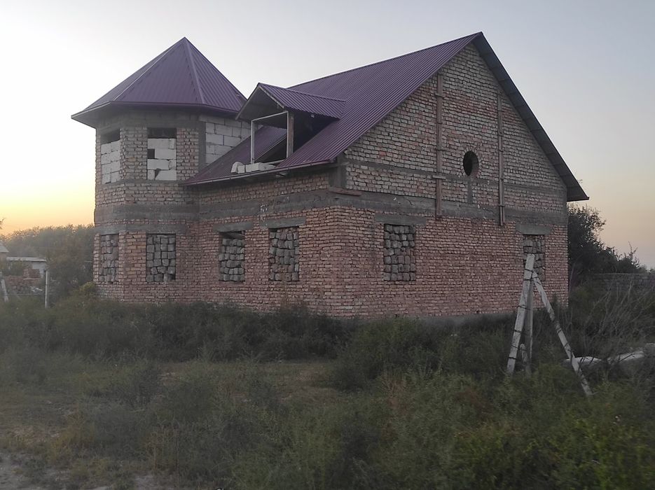 Монсардли уй сотилади 7хона 180м² 24