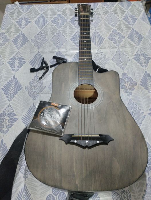 Продам гитару 15000 тенге