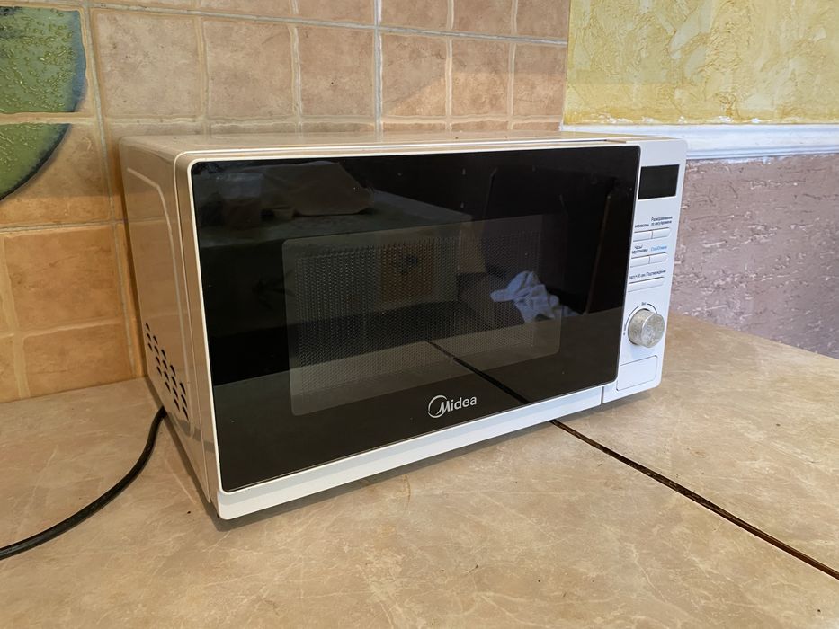 Продам микроволновку Midea