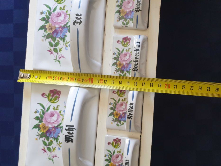 Шкафче за подправки с порцеланови чекмеджета и съдове за терин