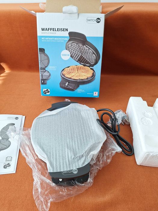 Aparat de facut vafe/gofre Switch On WM-A201, Regulator de temperatura, Putere de 1200W, Negru