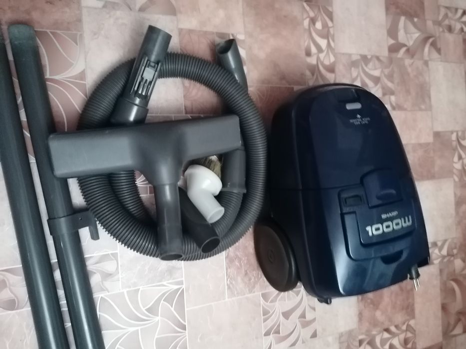Пылесос "Шарп" 1000 Вт