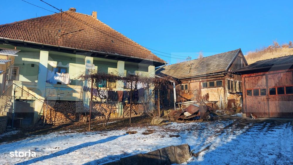 Casa traditionala cu curte generoasa, in centrul localitatii Valcele