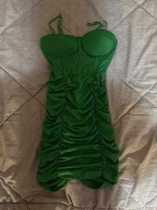 Зелена дамска рокля