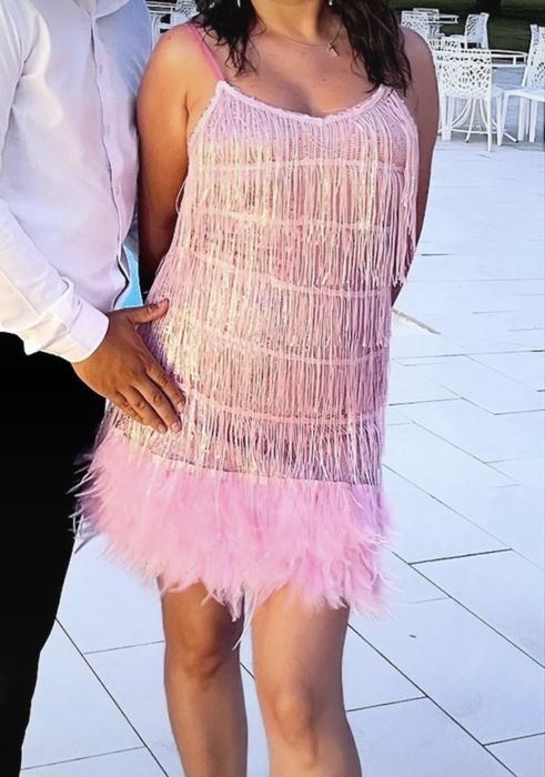 Rochie roz cu paiete si pene