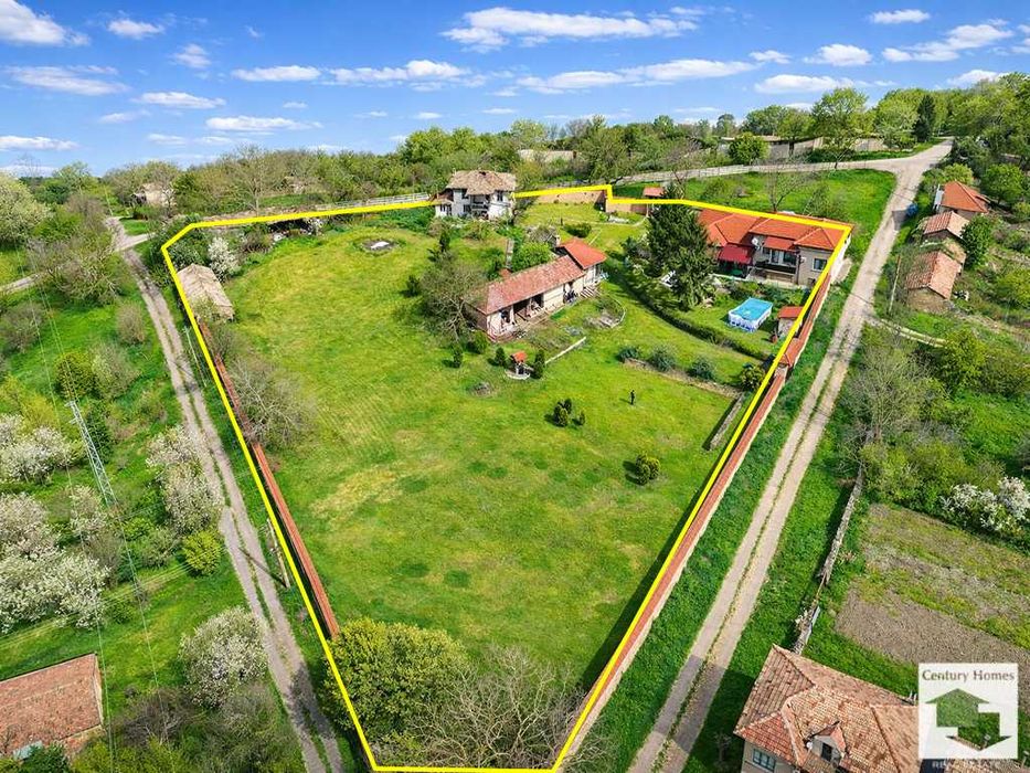 140337 Уникален имот с 5 дка двор и две къщи в с. Паскалевец